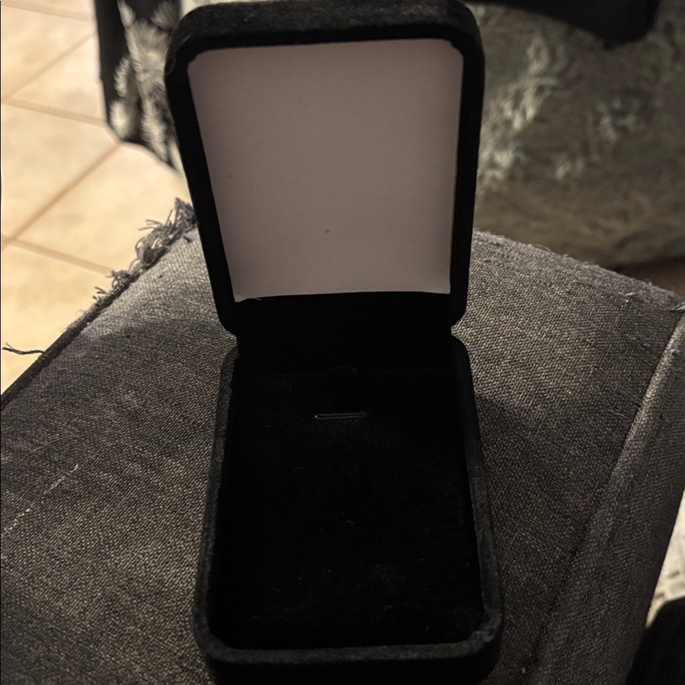 Gold Cross Pendant Necklace in Box - Picture 6 of 6